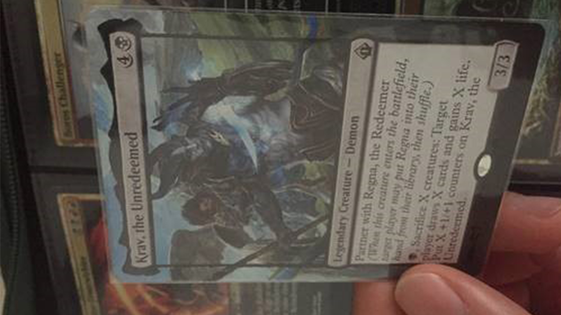 Eine Hand hält eine mit Acrylfarbe und Pinsel erweiterte Karte.