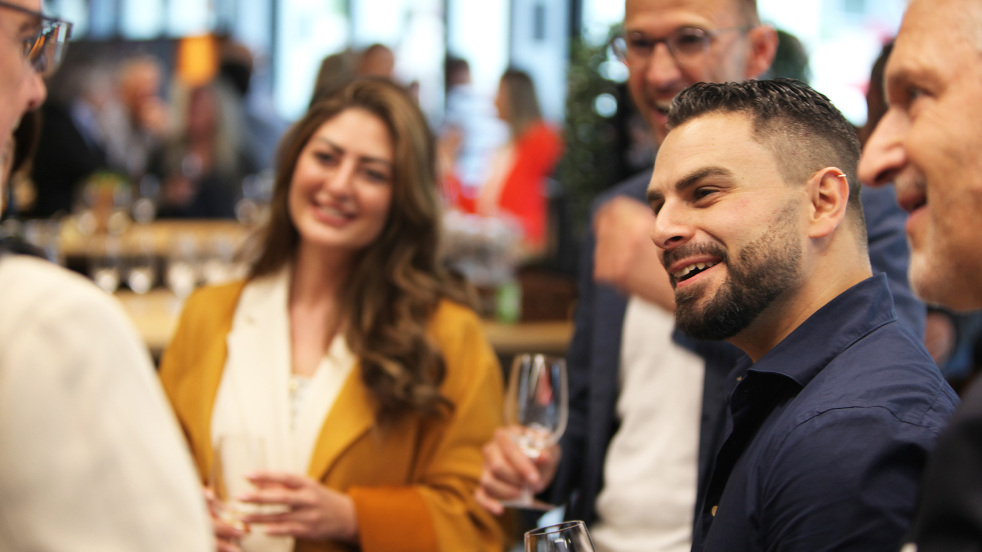 Teilnehmende des BIT Stories Events am Networking-Apéro.