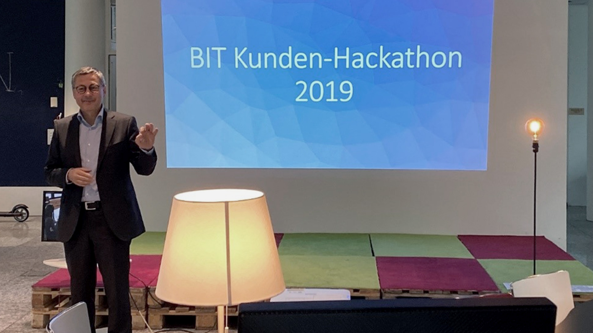 Markus Hänsli begrüsst die Teilnehmenden.