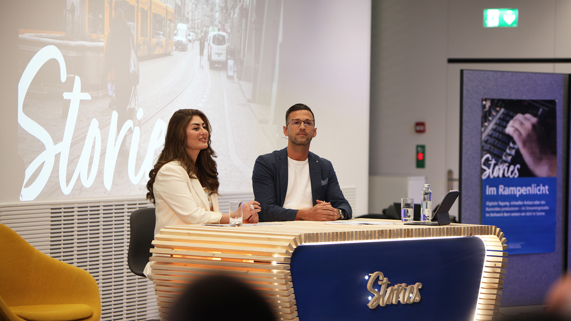 BIT Stories Moderationsteam sitzend hinter dem Moderationstisch.