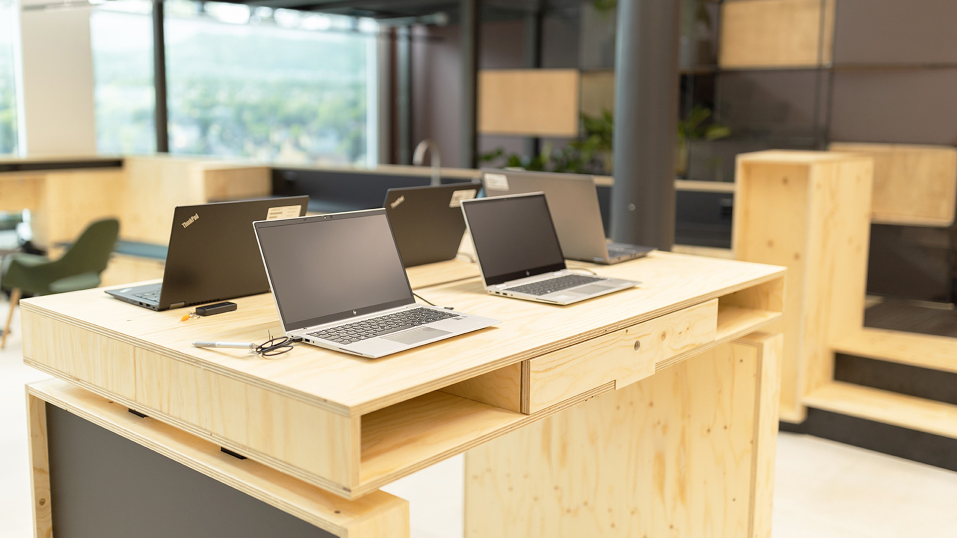 Tisch mit fünf ausgestellten Laptops im BIT-Store.