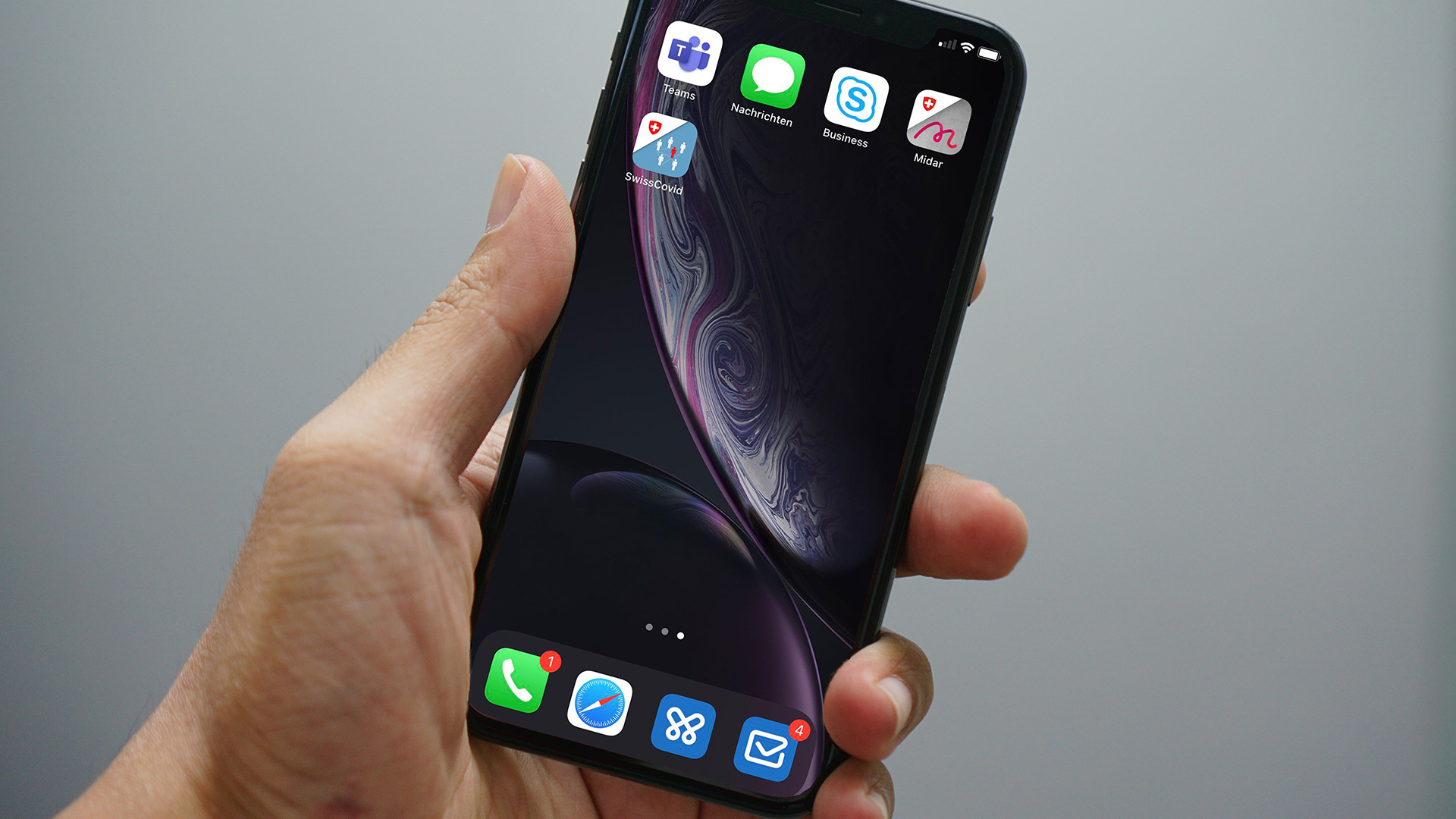 Smartphone mit SwissCovid App.