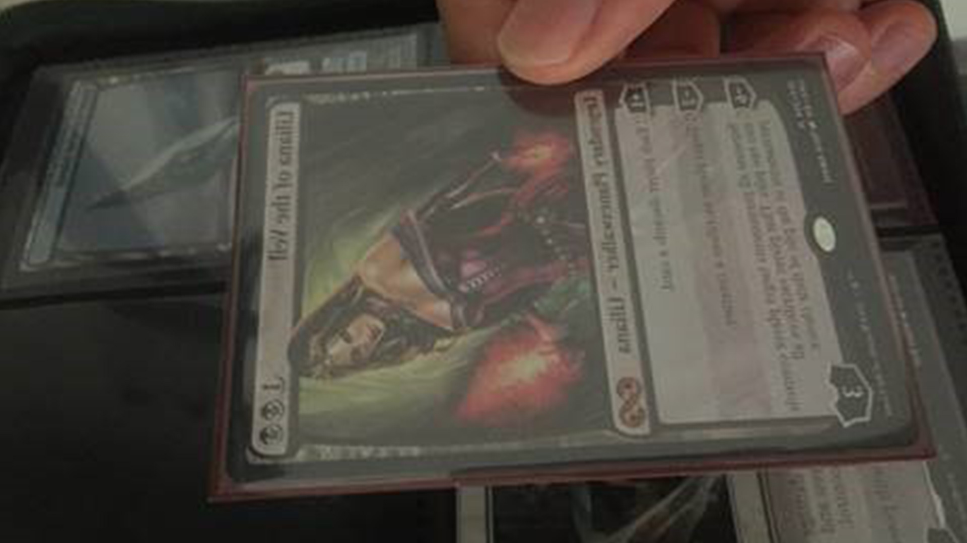 Eine Hand hält die Karte «Liliana».