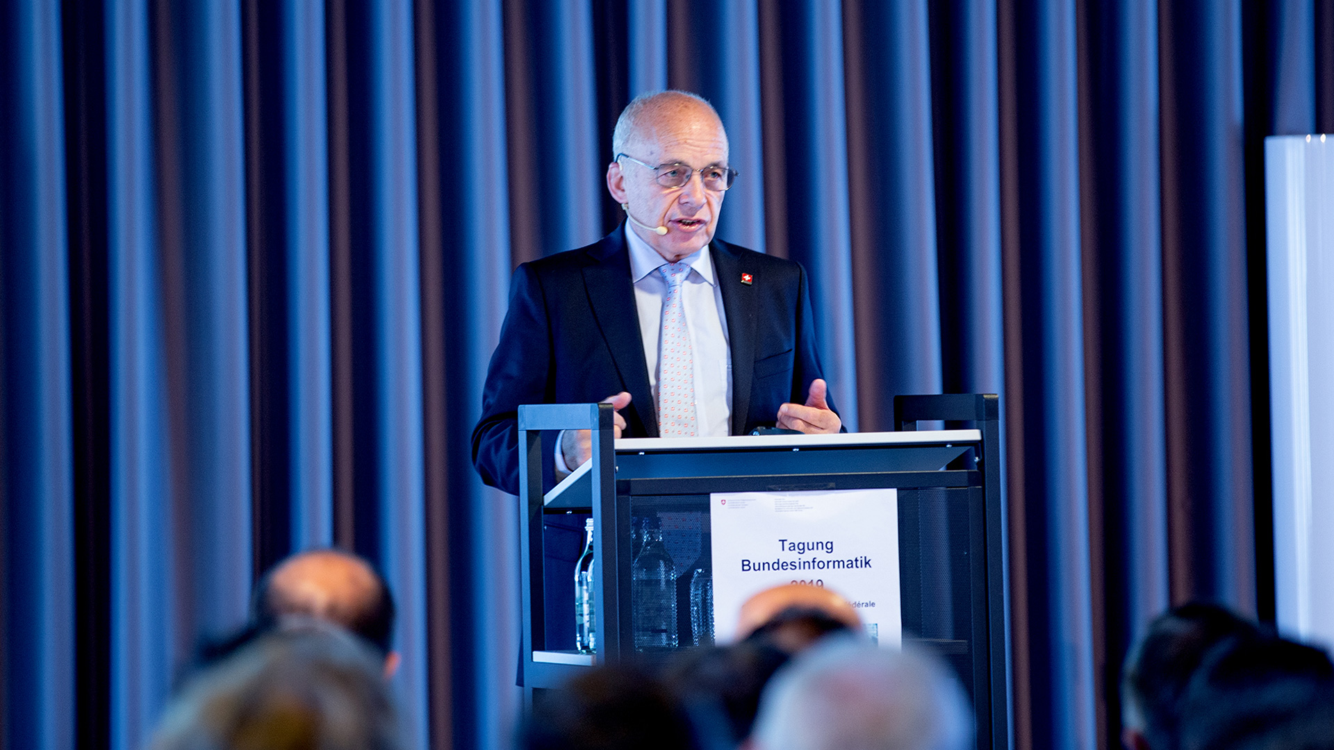 Bundespräsident Ueli Maurer redet vor Publikum.