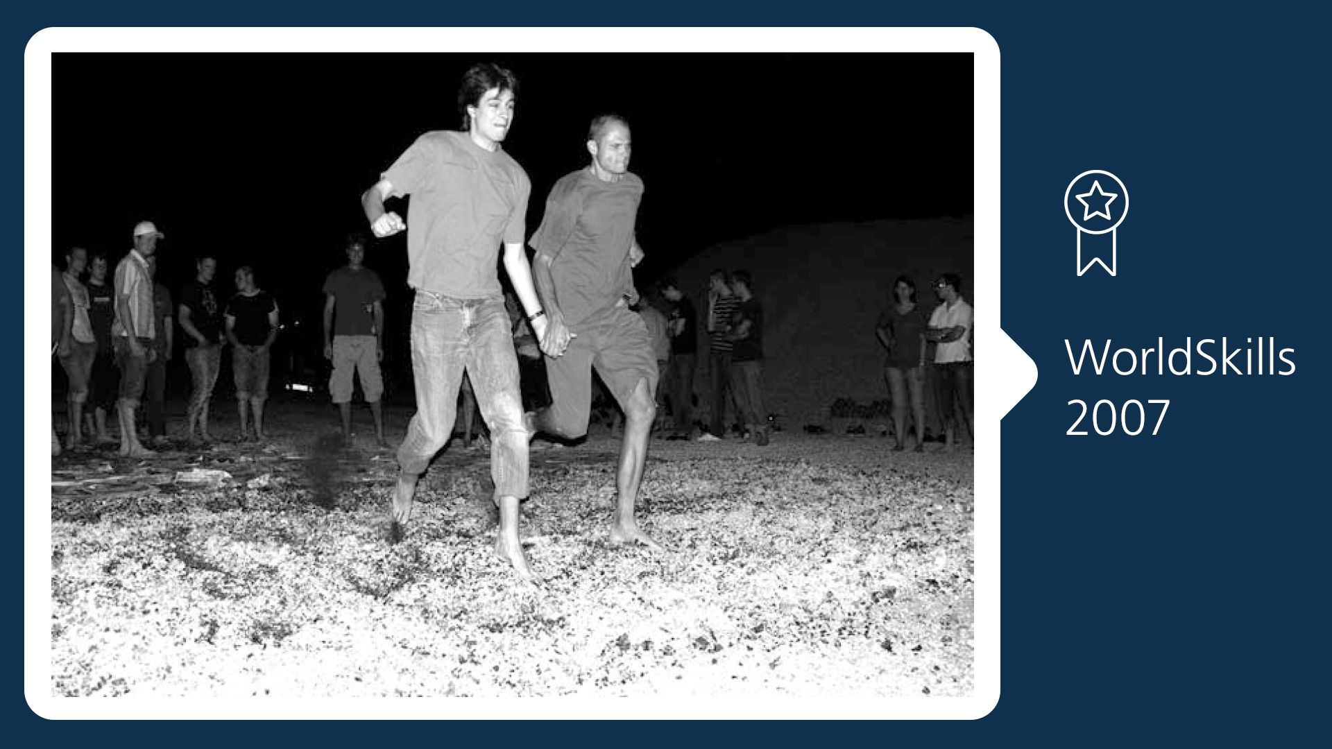 Sascha Grossenbacher et Manuel Schaffer marchent sur le feu.