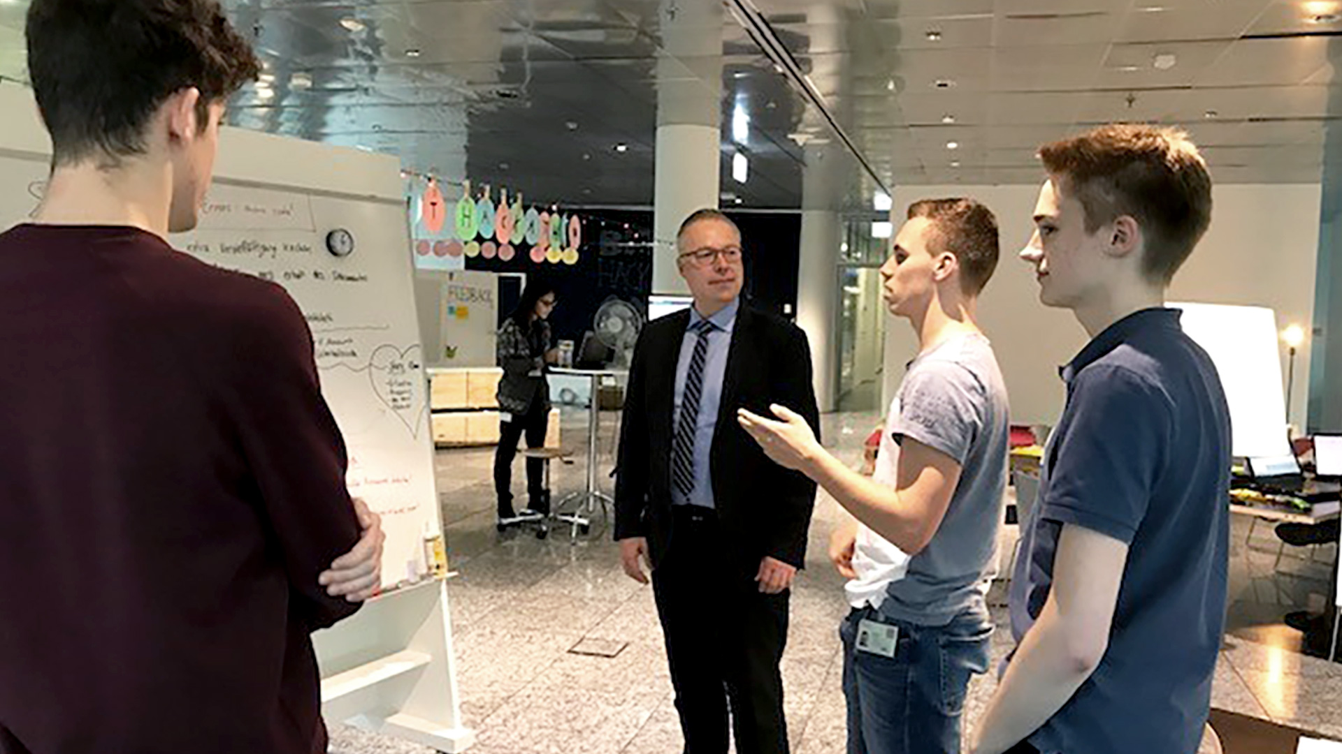 Dirk Lindemann rend visite aux équipes.