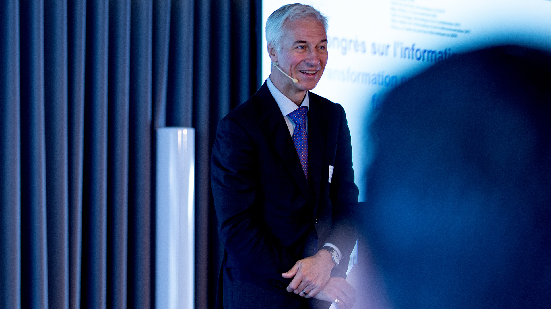 Peter Fischer, délégué au pilotage informatique de la Confédération s’exprime devant une assemblée.