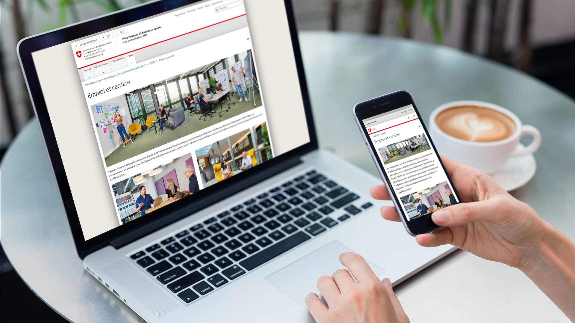 Un ordinateur et un smartphone affichant la rubrique «Emploi et carrière» du site Internet de l’OFIT.