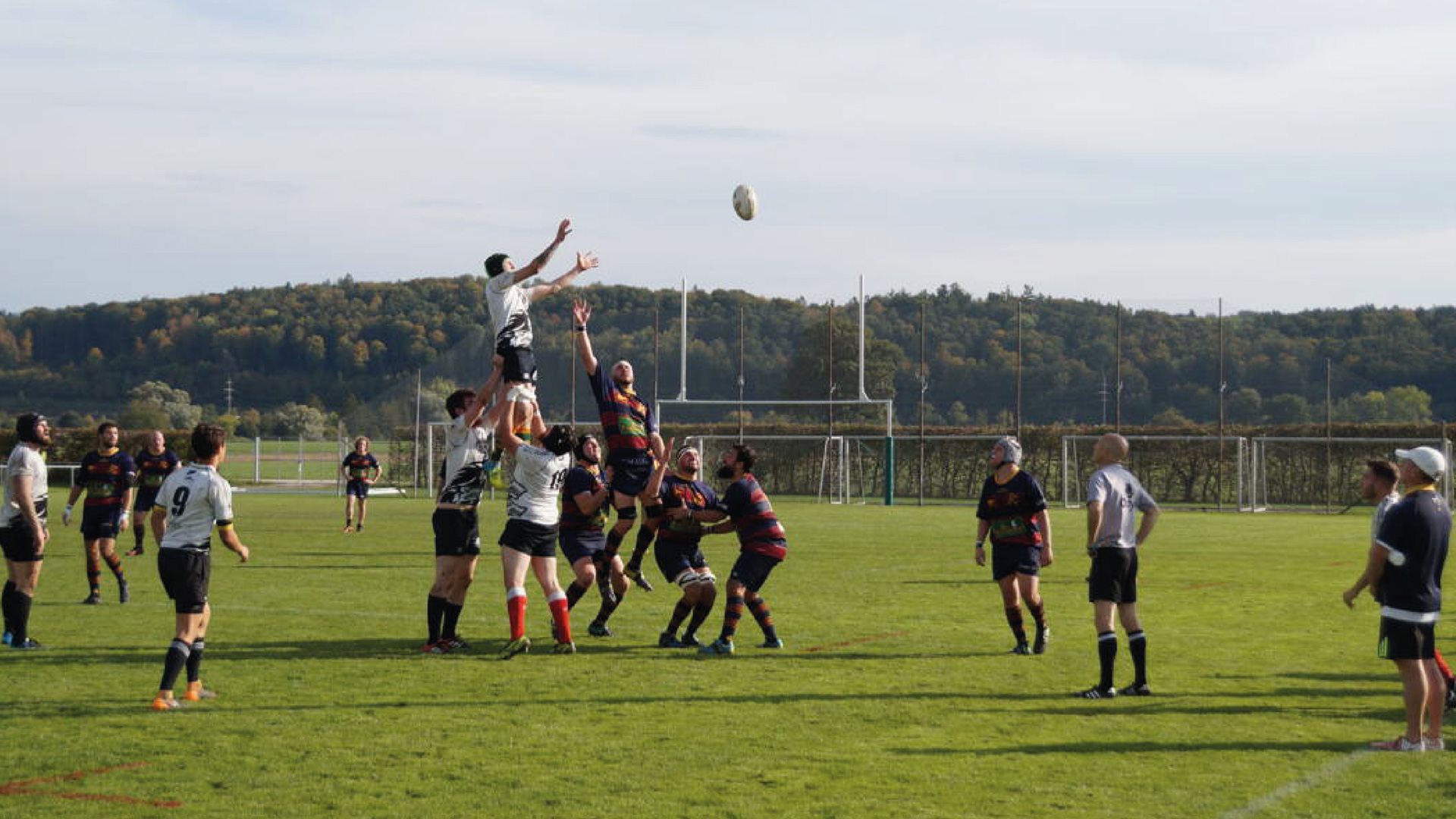 Les joueurs de rugby sont portés pour qu’ils puissent attraper le ballon après une remise en touche.