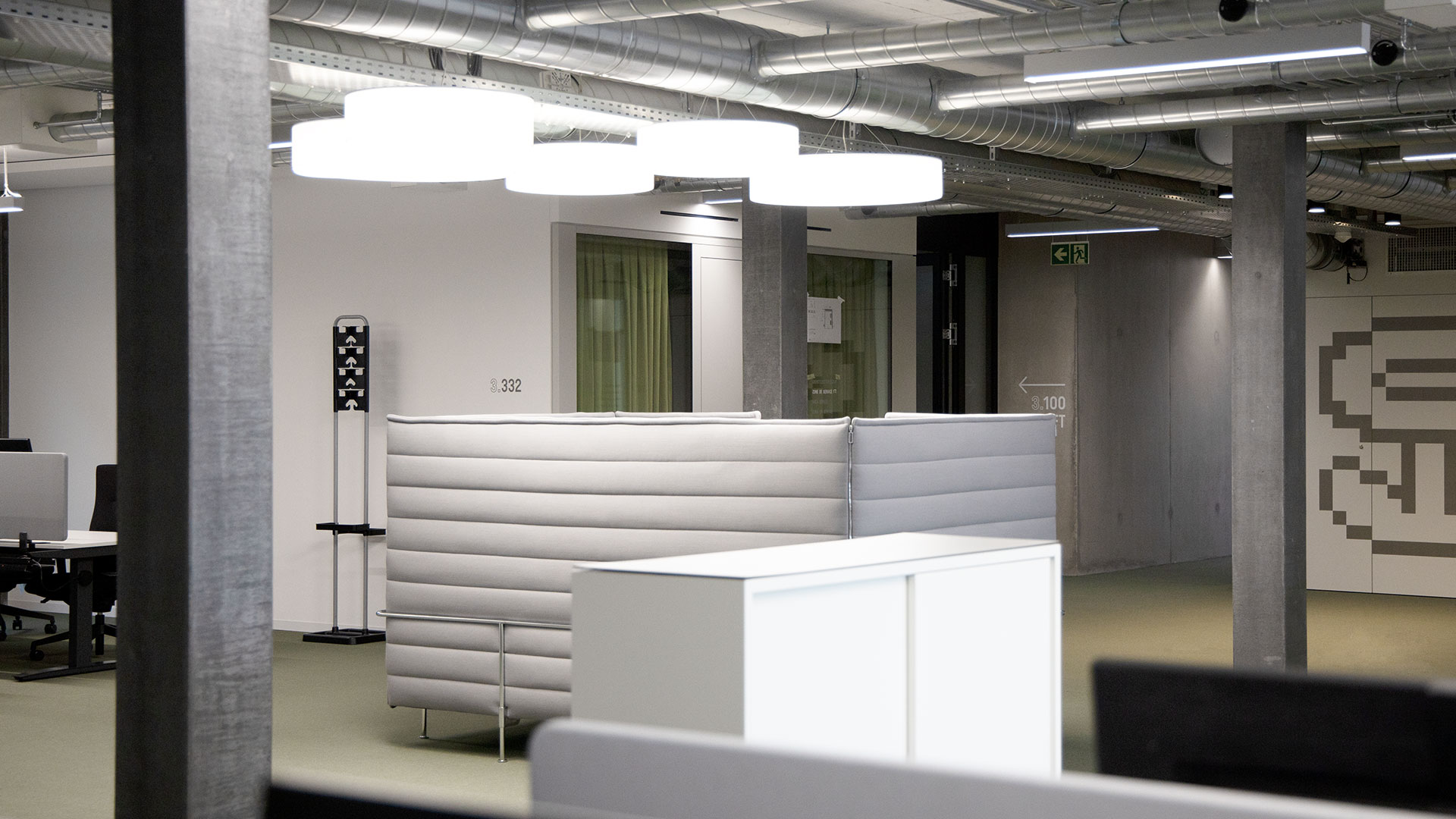 Vue de l’intérieur des bâtiments du campus Meielen avec les environnements de travail de l’OFIT.