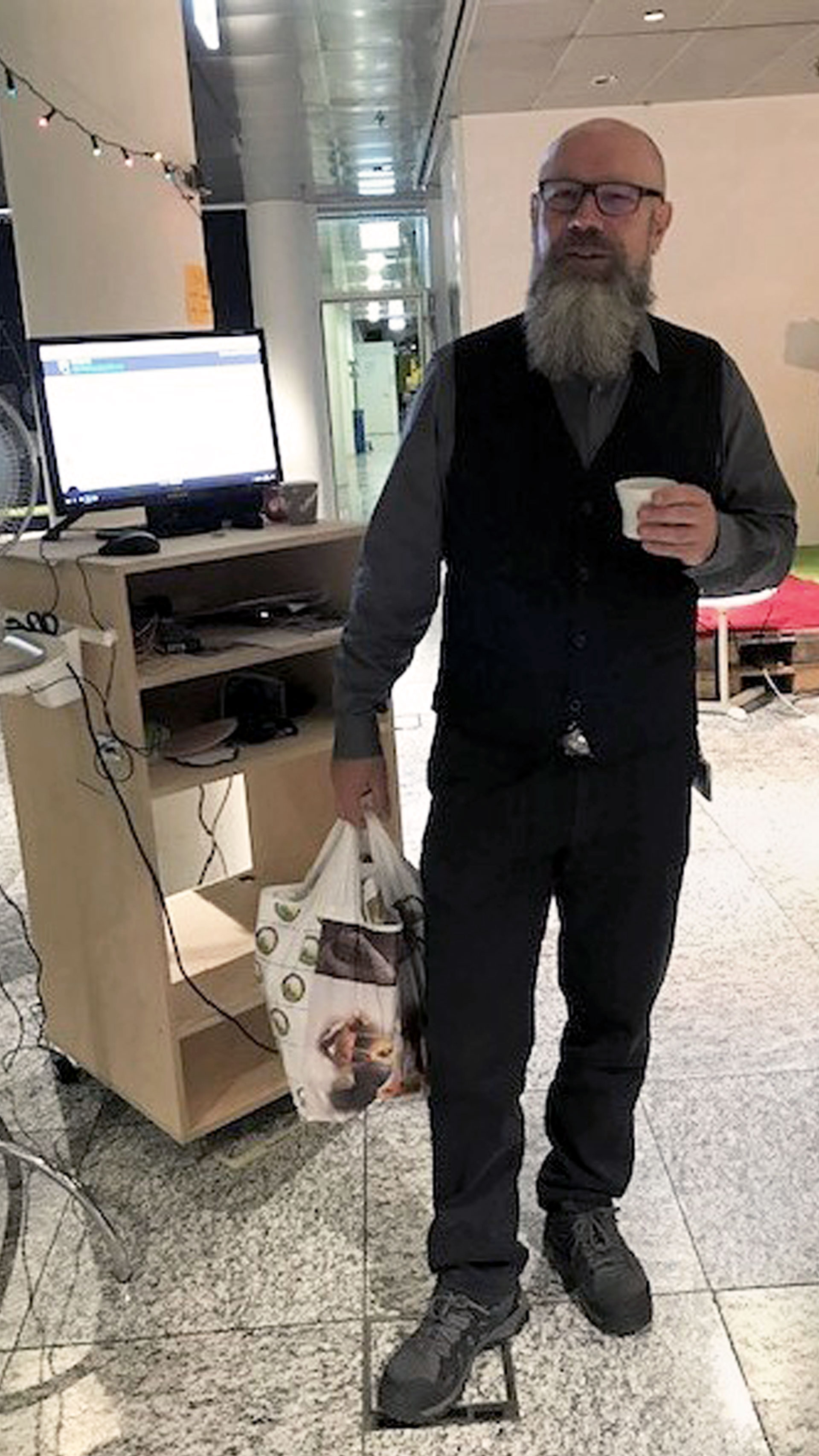 Roger Zwahlen apporte des croissants.