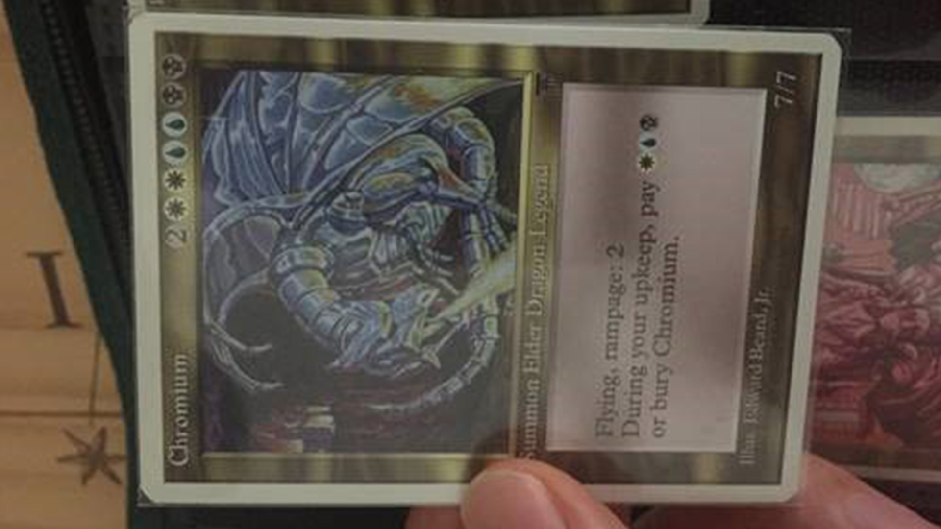 Une main tient la carte «Chromium».