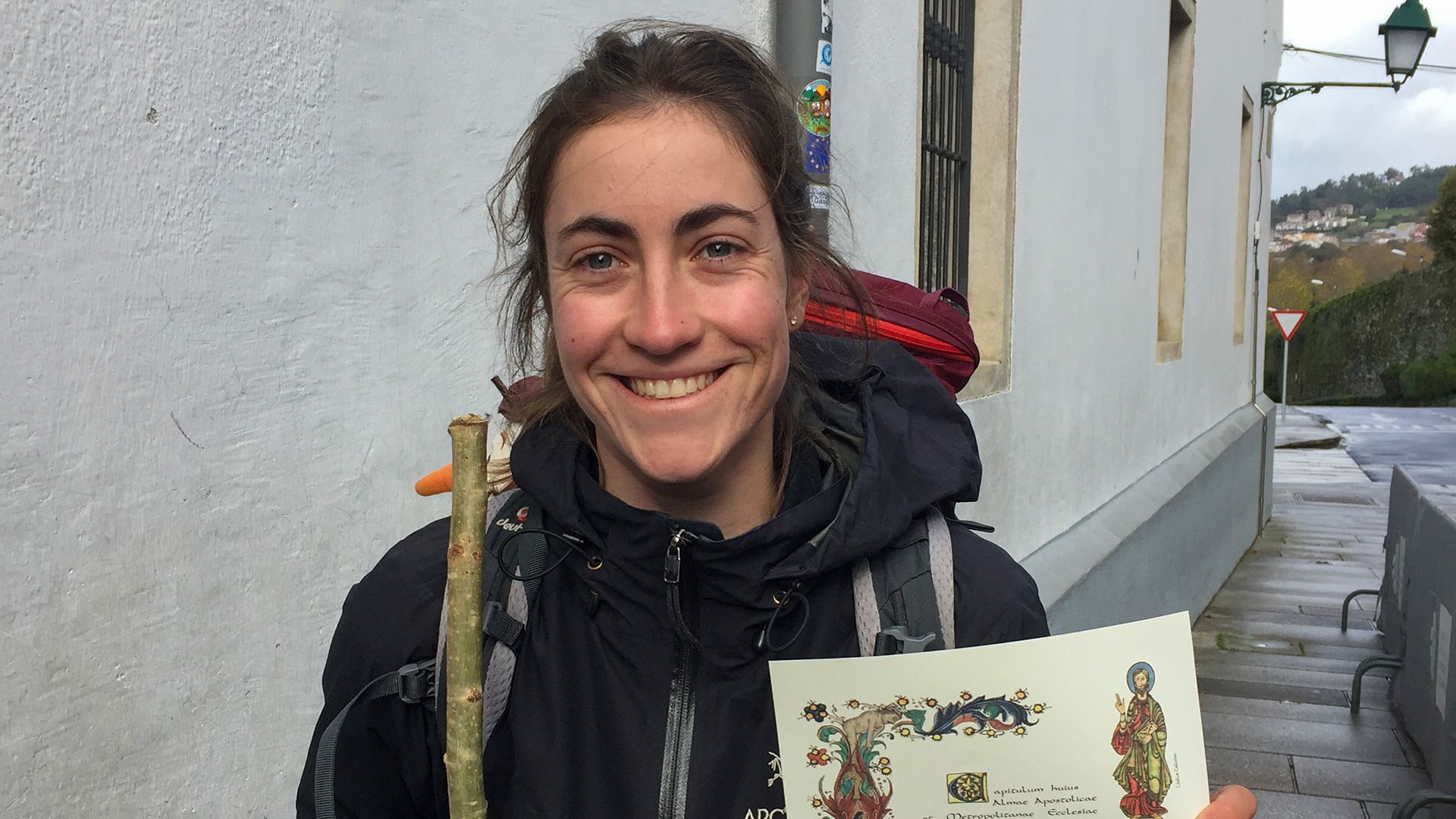 Une femme présente son « certificat du pèlerin ».