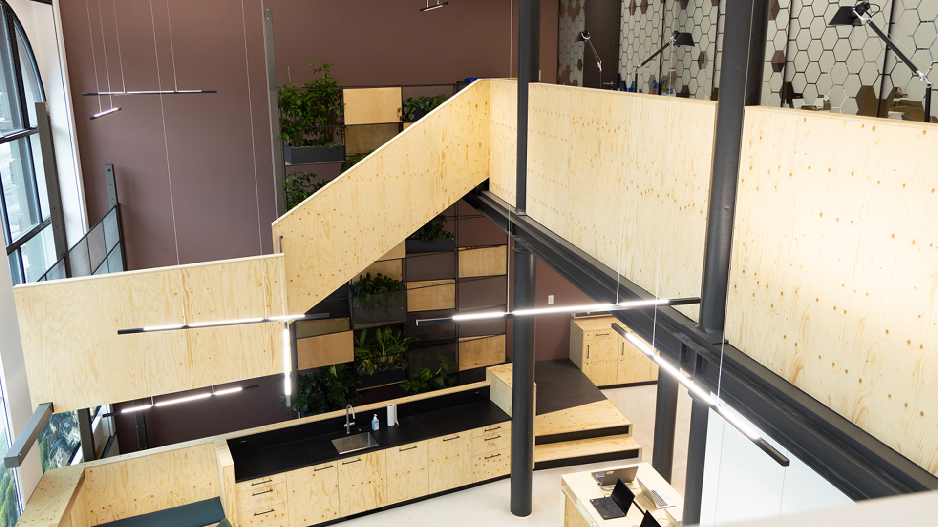 Vue de la boutique de l’OFIT au rez-de-chaussée depuis la galerie.