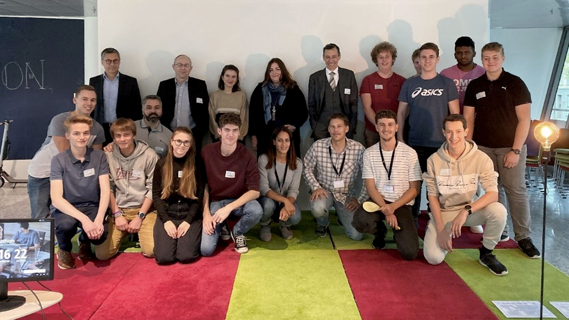 Photo de groupe des équipes «SillyCodeValley» et «BierliBoys».