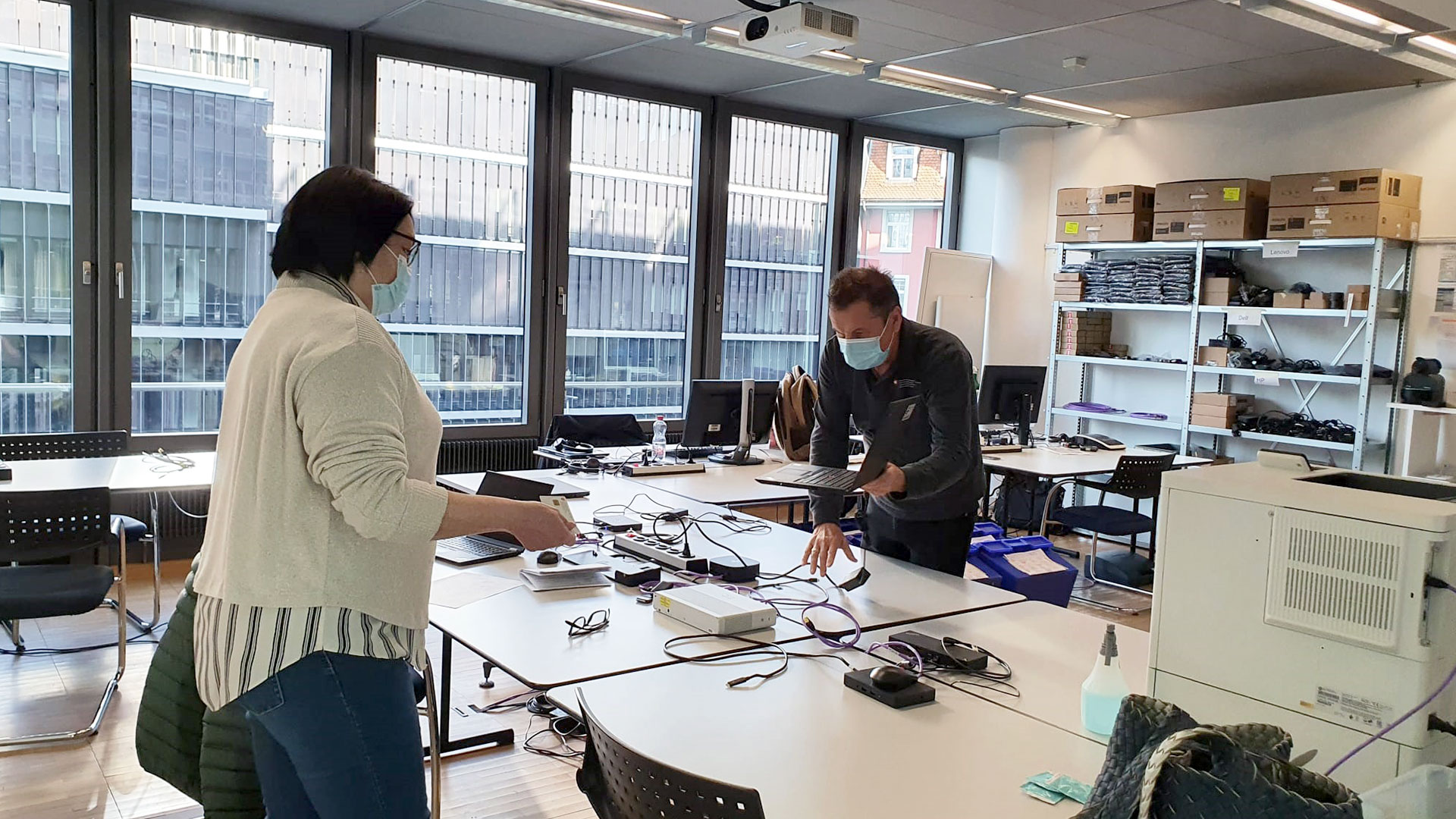 Une cliente parle avec l’équipe d’assistance dans le pop-up store du bâtiment de l’OFIT.